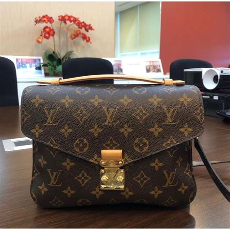 REVIEW : กระเป๋า LV Pochette Metis รุ่น  .